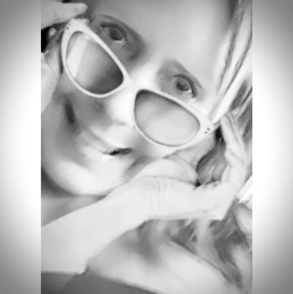 Meet your Posher, Pamela - Picture 2 of 2
